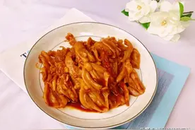 好吃到舔盘子的那种家常菜：无骨鸭爪，酱烧小黄鱼，荸荠炒虾仁图片
