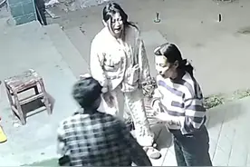 20岁的二姐被18岁的弟弟打哭，帮忙出气的大姐差点笑喷了图片