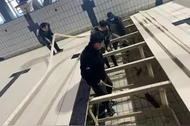 场馆服务大提升丨游泳馆清洗泳池池底和维修垫层图片
