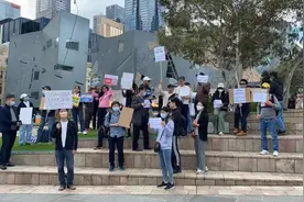 澳洲公布新移民政策, 大批华人上街抗议! 狂喊澳洲政府退钱!图片