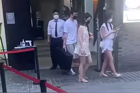 王思聪带女友横扫奢侈品店，礼物太多堆满后备箱，在街上大秀恩爱图片