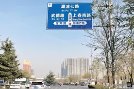 【钟楼下】这个十字路口道路指示牌有误 市民盼尽快更正图片