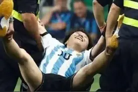 狂热球迷冲进场拥抱梅西被保安抬走，事后接受采访向梅西道歉图片