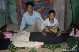 痴情男子和亡妻同床18年，每晚抱着遗体睡觉，方圆百里无人敢近图片