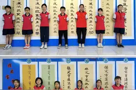保定这名老师的“独家仪式感”：“我们的校名是我的学生写的！”图片