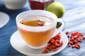 枸杞能提高生精能力，还能降血压？是泡水好还是泡酒好？答案来了图片