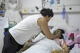 2018年，河南小伙病房娶白血病女友，新娘却在婚礼中途病逝图片