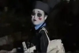 重庆一女子半夜扮僵尸吓坏小区邻居？物业回应：恰好过节有表演图片