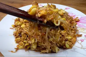 黄豆芽，鸡蛋放入油锅，原来可以这么好吃，加豆瓣酱炒一炒，下饭图片