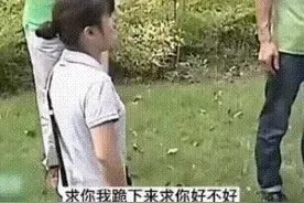 妻子跪地乞求丈夫原谅，丈夫：我人证物证俱在你还有什么好说的？图片