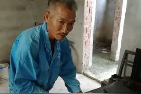 广西一男子“不怕电”：徒手捏电线，用身体作导体，可点亮三盏灯图片