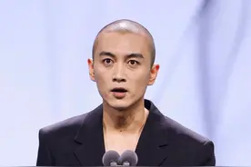 上海这夜，27岁于适秒了36岁陈晓，才彻底明白什么叫“红气养人”图片