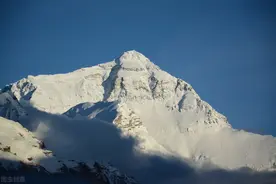 珠峰上的睡美人，为何20多年无人敢动？直升机不能运她下山吗？图片