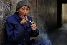 老祖宗说：“再饿莫吃坟前供，再累莫坐人肉凳”，什么是人肉凳？图片