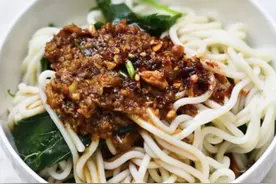 蒜汁捞面条的家常做法，简单一拌，蒜香味浓郁，面条劲道又好吃图片