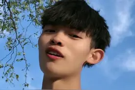 00后男孩独自养活1家4口！开直播还关闭打赏功能，收入从哪里来？图片