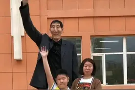 2008年，中国第一巨人鲍喜顺，不顾医生劝阻生下儿子，如今怎样？图片