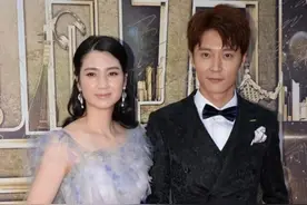 洪欣真用心了！特意穿纱裙与小9岁老公走红毯，还真看不出年龄差图片