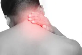 落枕了，怎么办？千万别用力扭脖子，正确的做法看这里图片