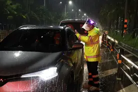 全警投入 全员上岗 海口警方风雨无阻坚守疫情防控一线图片