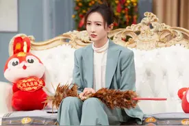 王鸥北京台春晚演小品，穿一身浅蓝色西装，精致又干练！图片