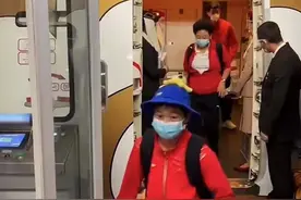 全红婵回到祖国，下飞机画面曝光，眼神发懵没睡醒，戴蓝帽拿袋子图片
