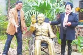 07年，河南兄妹推着“邓小平塑像”来到香港，称：完成了父亲遗愿图片