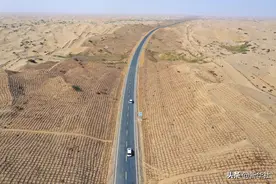 我国建成第三条穿越塔克拉玛干沙漠公路图片