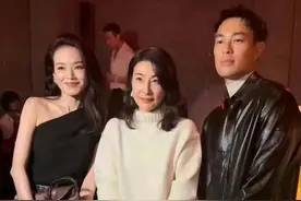 42岁郭晶晶换新发型，卷发配高领毛衣超端庄，还涂抹了鲜艳口红图片