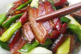 蒜苗炒腊肉的家常做法，香辣过瘾，好吃又下饭，大人小孩都爱吃图片