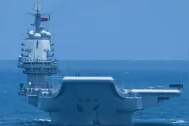 山东舰穿越台海画面首次公开：遭遇外机抵近侦察，歼-15挂弹起飞图片