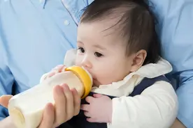 经常溢奶？多出来的母乳该怎么办？有的人给老公喝，不要这样做图片