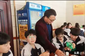 洛阳一名老师请考满分的学生吃饭，学生们大喊：把老师吃破产 老师：他们高兴我也高兴图片