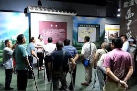 百余名残疾人参观赤壁市博物馆图片