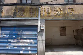 武汉网红火钳烫发店已搬空，街坊：90多岁老师傅走不动路了，手艺没传下来图片