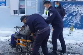 长春一位老人坐的电动轮椅陷在雪中动弹不得，白菊路派出所巡逻民警伸出援手图片