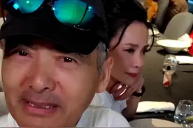 周润发68岁生日与发嫂合体露面，身形偏瘦却有腹肌，越老越搞怪图片