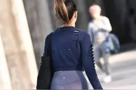 美女滑板妙技！黑色上衣与灰色瑜伽裤的时尚搭配图片