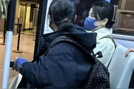 53岁王菲度假归来，戴11元鲨鱼夹坐摆渡车，惹同龄段大妈侧目图片