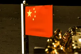 看了月球上的五星红旗，美国登月又被质疑，美国国旗为何能飘动？图片