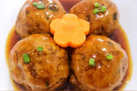 红烧狮子头是我们家年夜饭必做的一道菜，教您这样做，清爽不油腻图片