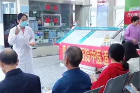 中医适宜技术进万家｜活动走进鹿泉区中医院   中医现场指导耳穴压豆治疗失眠图片