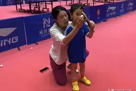 王楠跪地教女儿打球，老公：不能接受气妈妈，笑笑跳绳狂跳800个图片