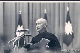 三万发炮弹齐轰金门，蒋介石三位副司令直接丧生，震惊世界！图片