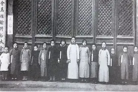 晚清选秀老照片：满族秀女站成一排供皇帝挑选，衣着朴素长相平平图片