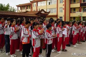 河南郑州：要求女生头绳颜色统一：看似形式，隐藏着深厚教育内涵图片