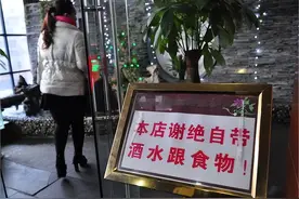 为何很多饭店不让自带酒水？这里有啥猫腻？饭店经理不小心说漏嘴图片