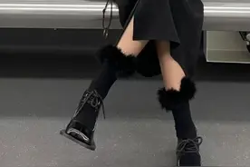 今年尝试新穿搭：“高跟鞋+袜子”，时髦洋气吸睛，就是与众不同图片