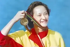 罕见一幕！52岁高敏站岩石上跳水庆祝百金，提醒全红婵注意发育关图片