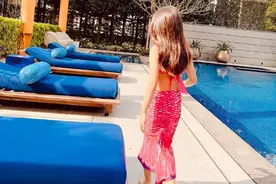 昆凌晒“美人鱼”造型，身怀六甲依旧性感苗条，7岁女儿完美遗传图片